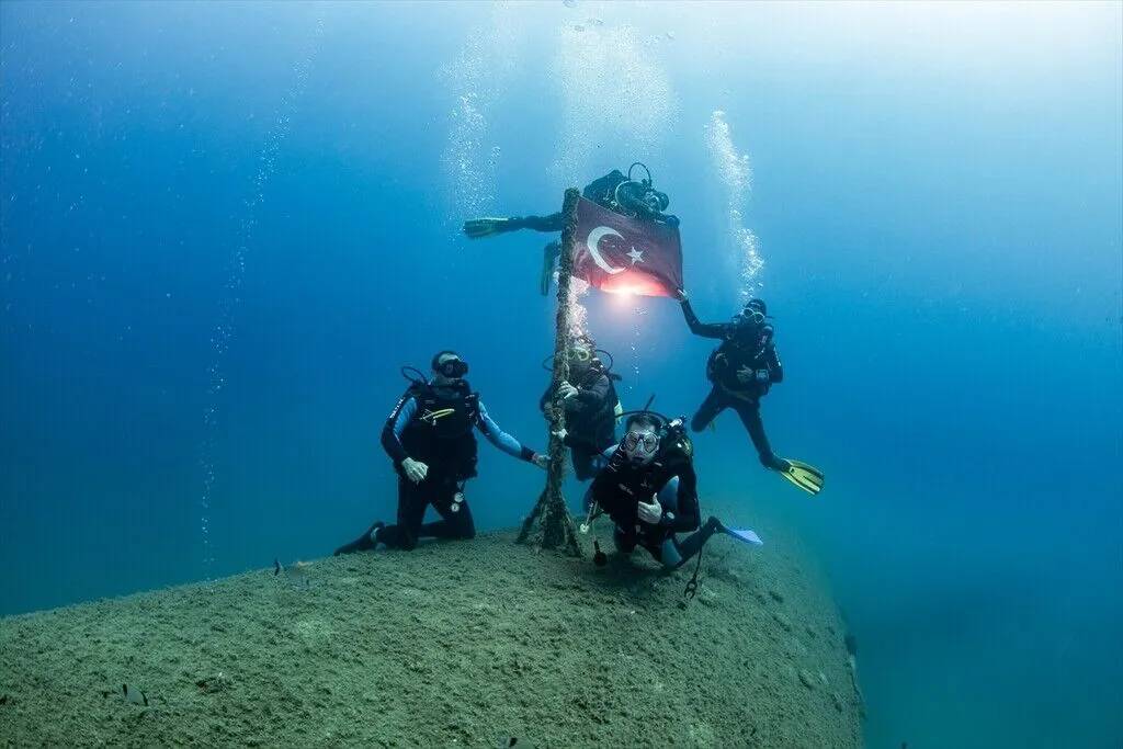 Kuşadası'nın su altı güzelliklerini keşfediyorlar 3