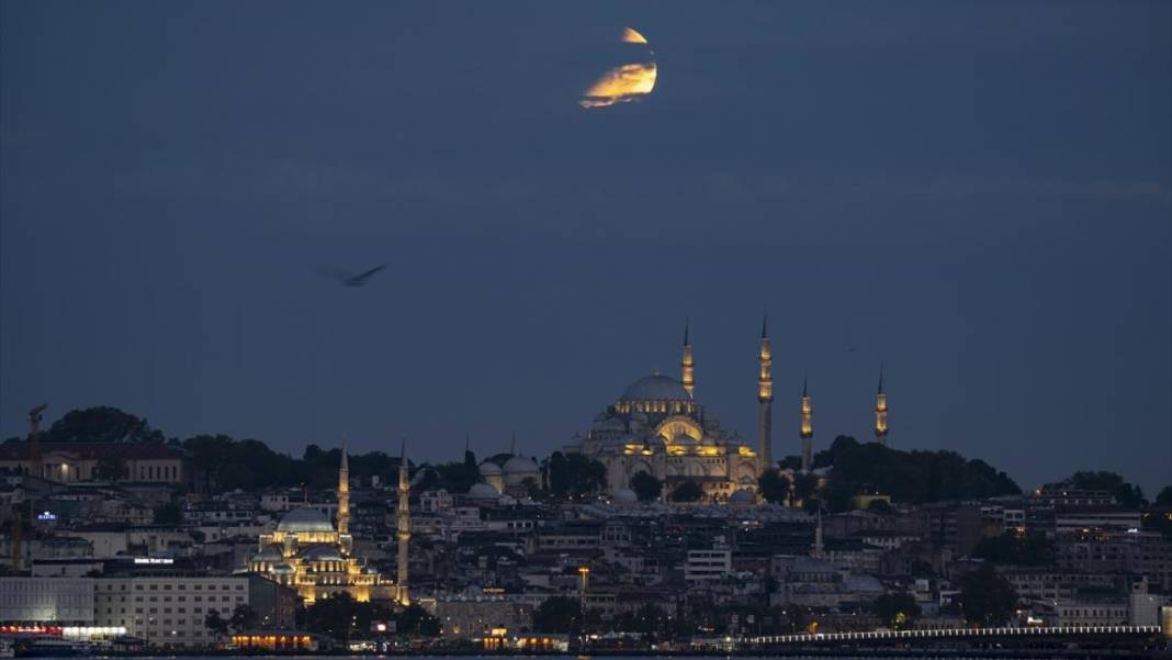 'Parçalı ay tutulması' dünya genelinde gökyüzünü süsledi 11