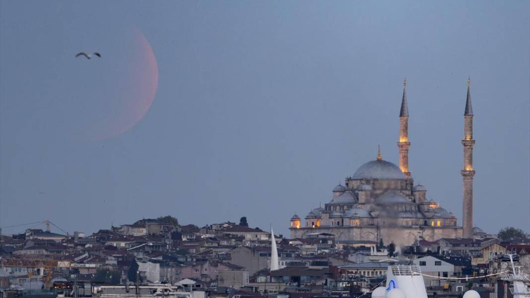 'Parçalı ay tutulması' dünya genelinde gökyüzünü süsledi 13