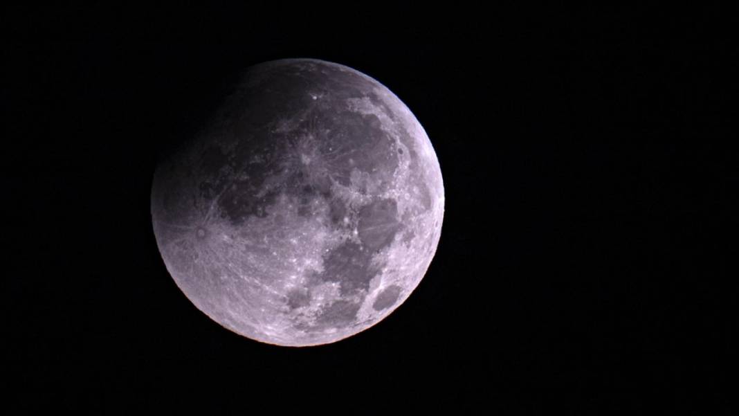 'Parçalı ay tutulması' dünya genelinde gökyüzünü süsledi 4