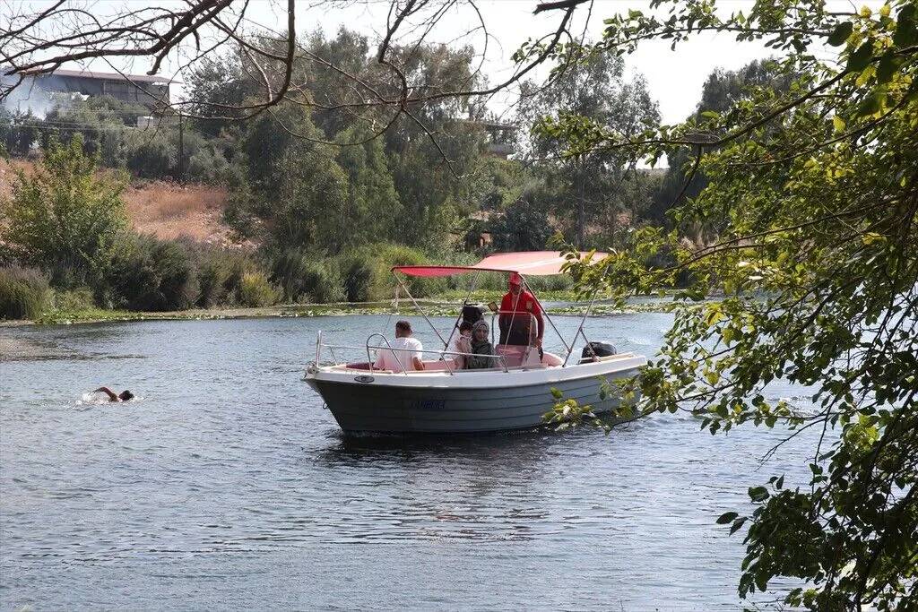 Nilüfer yapraklarıyla kaplı Gölbaşı Gölü 13