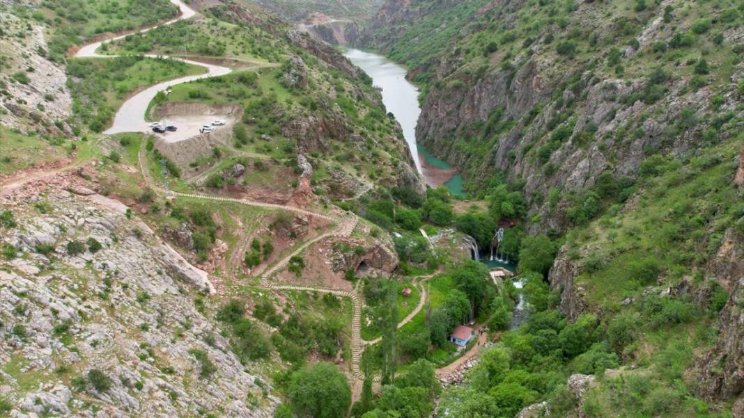 344 basamakla ulaşılan Yeşilköy Şelalesi 1