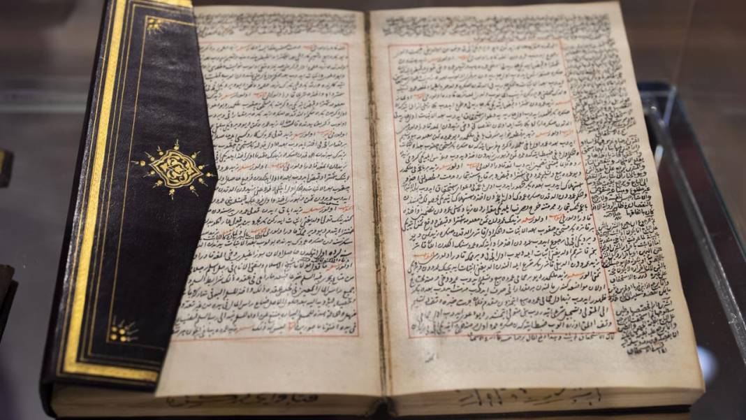 Yüzyıllık kitaplar mücellithanede 'şifa buluyor' 10