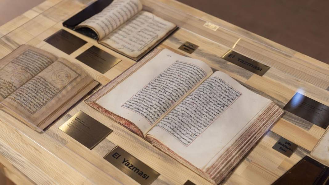 Yüzyıllık kitaplar mücellithanede 'şifa buluyor' 7