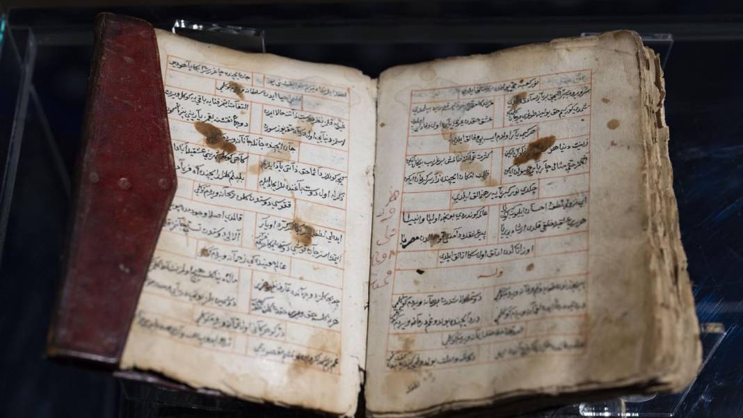Yüzyıllık kitaplar mücellithanede 'şifa buluyor' 8
