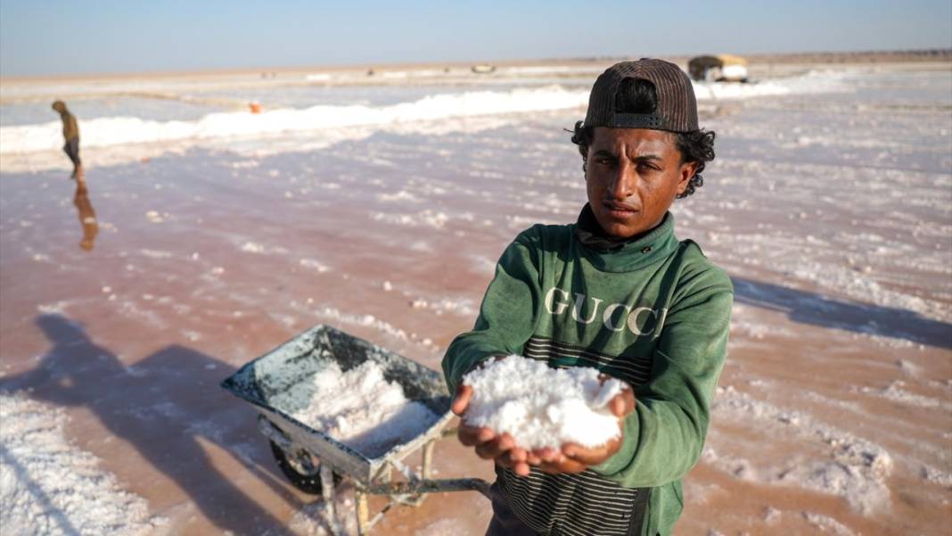 Çölde çalışan işçiler, ekmek parasını tuzdan sağlıyor 11