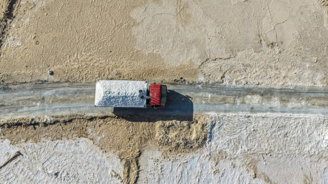 Çölde çalışan işçiler, ekmek parasını tuzdan sağlıyor 15