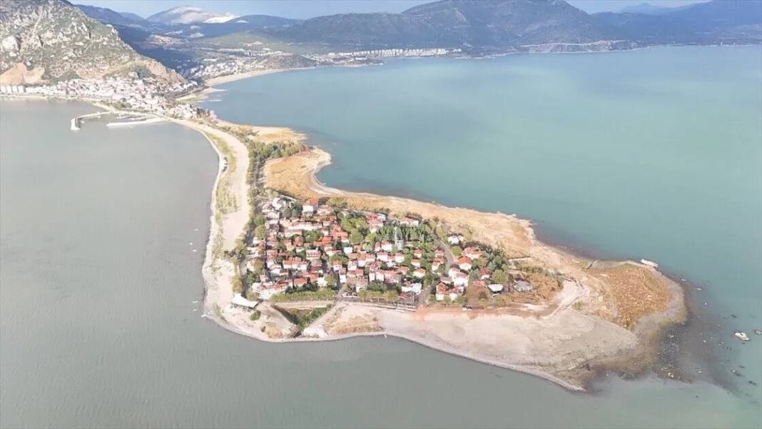Eğirdir Gölü'ndeki Yeşilada sonbaharda havadan görüntülendi 1