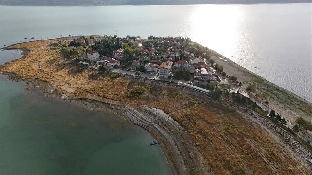 Eğirdir Gölü'ndeki Yeşilada sonbaharda havadan görüntülendi 2