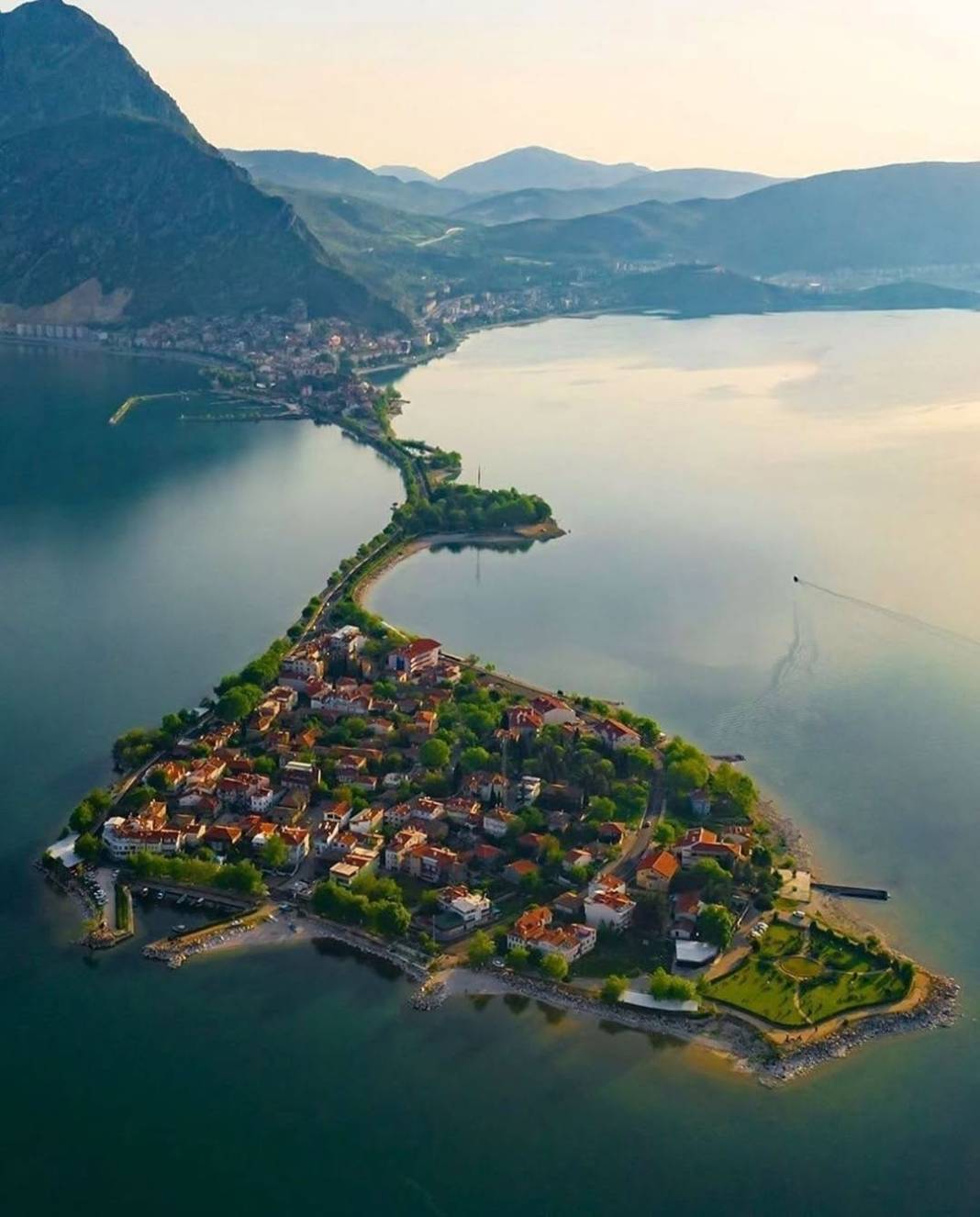 Eğirdir Gölü'ndeki Yeşilada sonbaharda havadan görüntülendi 3