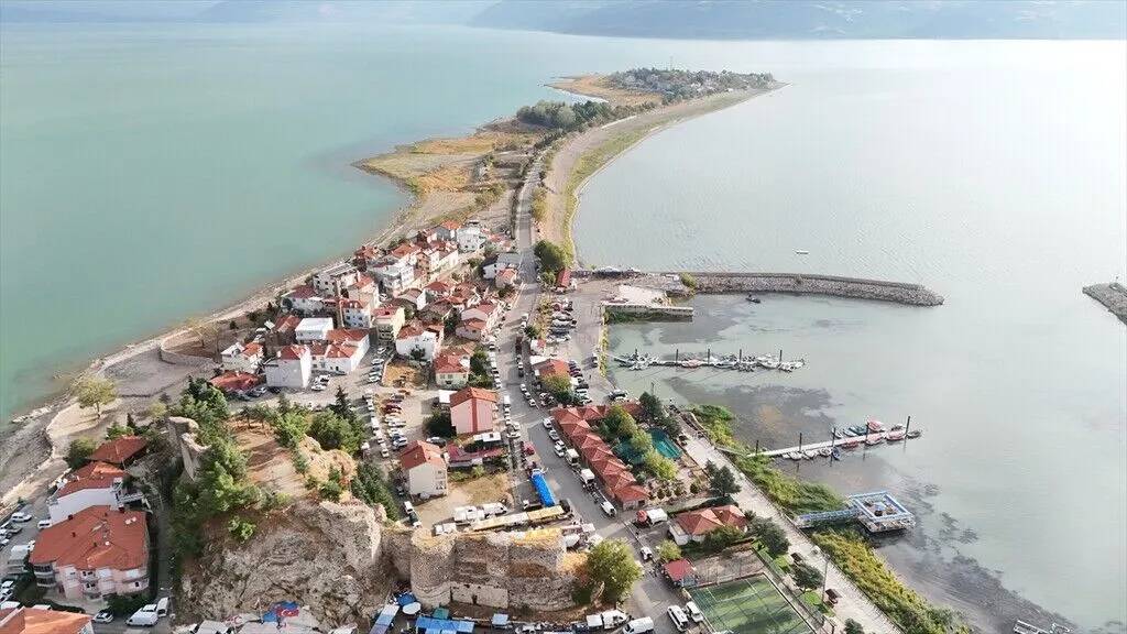 Eğirdir Gölü'ndeki Yeşilada sonbaharda havadan görüntülendi 4