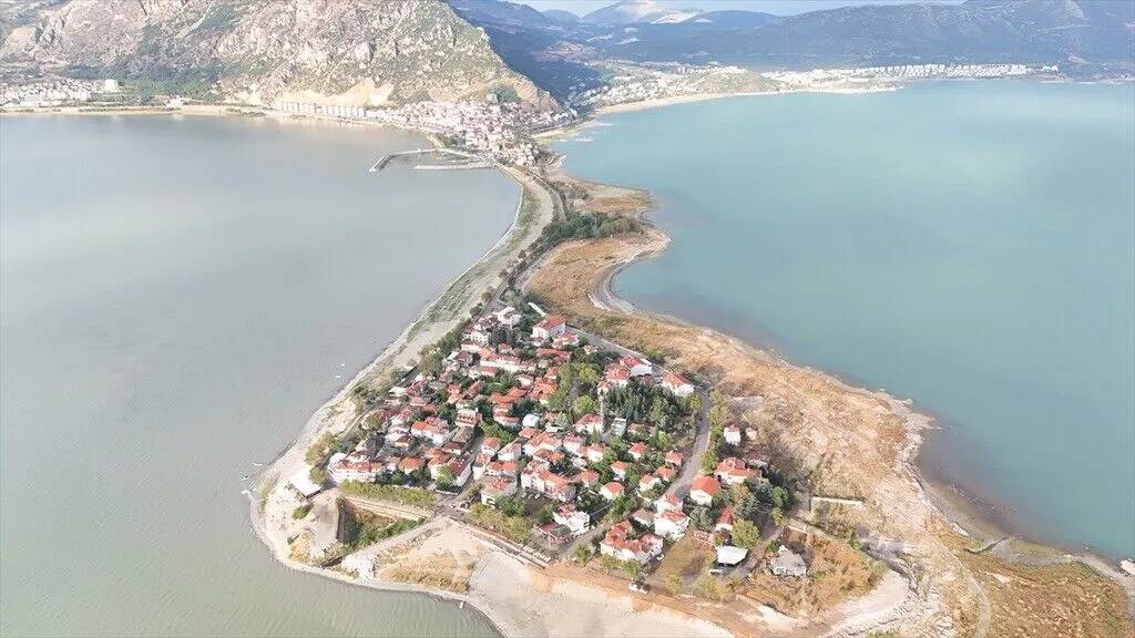 Eğirdir Gölü'ndeki Yeşilada sonbaharda havadan görüntülendi 5