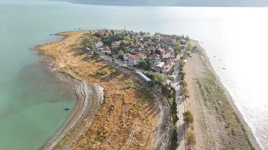 Eğirdir Gölü'ndeki Yeşilada sonbaharda havadan görüntülendi 7