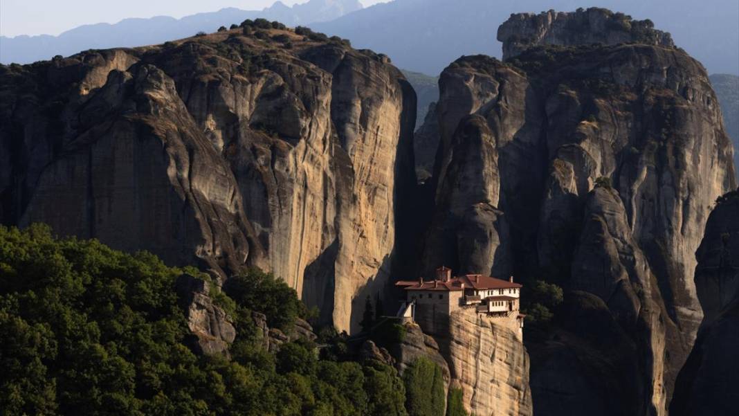 Dik kayalıkların zirvesine inşa edilen Meteora 1