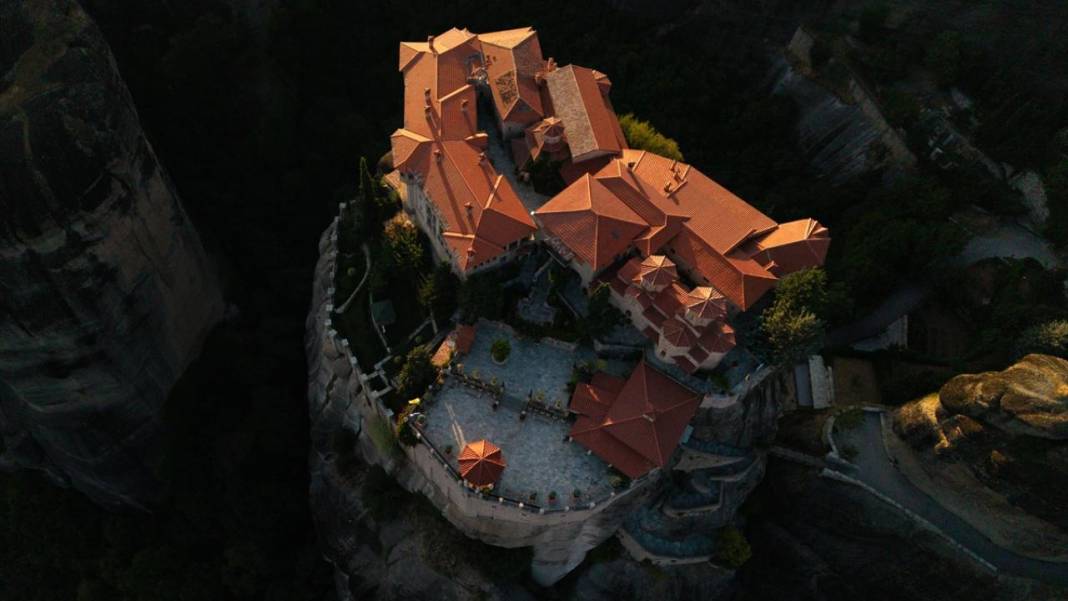 Dik kayalıkların zirvesine inşa edilen Meteora 10