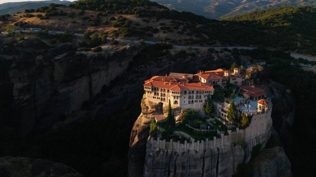 Dik kayalıkların zirvesine inşa edilen Meteora 11