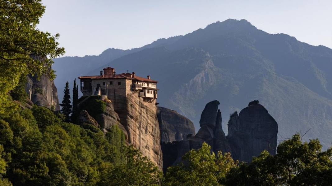 Dik kayalıkların zirvesine inşa edilen Meteora 2