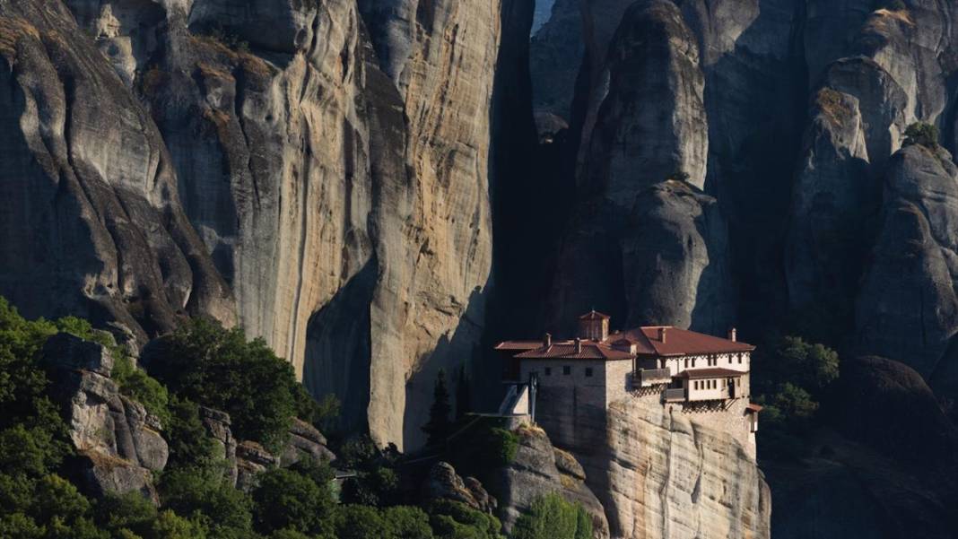 Dik kayalıkların zirvesine inşa edilen Meteora 4