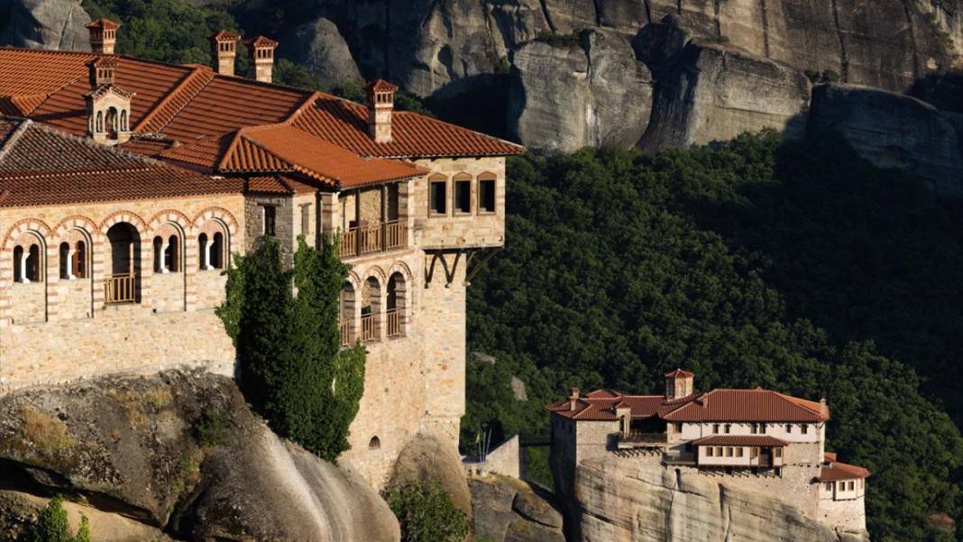 Dik kayalıkların zirvesine inşa edilen Meteora 5
