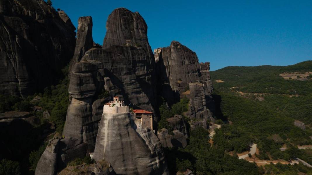 Dik kayalıkların zirvesine inşa edilen Meteora 6