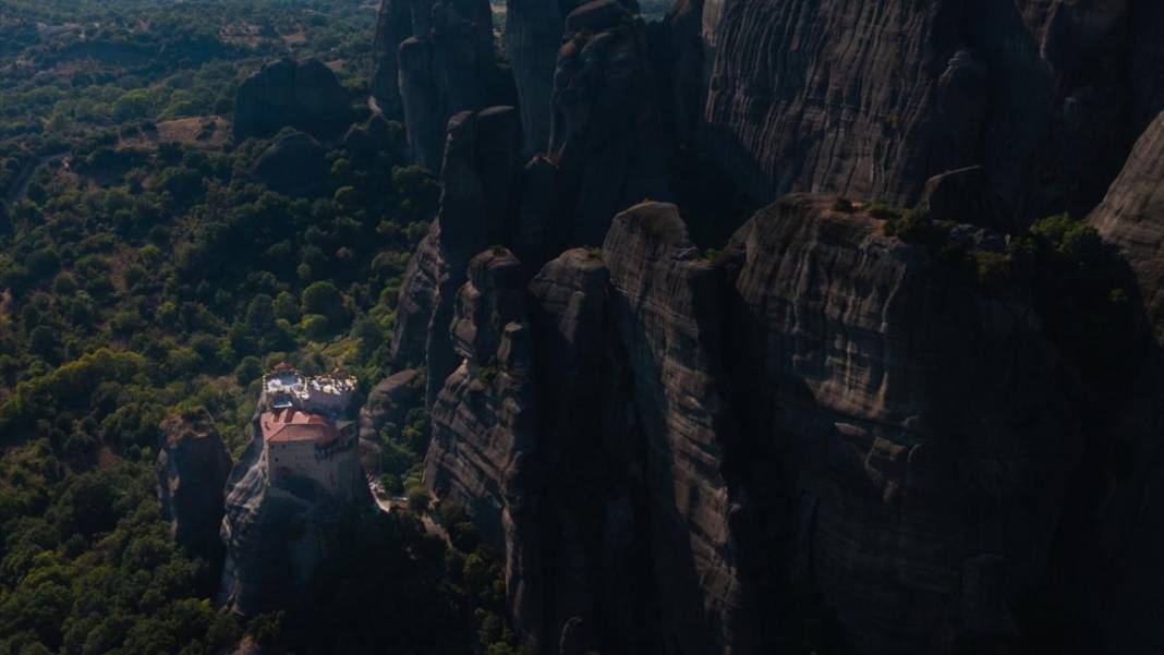 Dik kayalıkların zirvesine inşa edilen Meteora 7