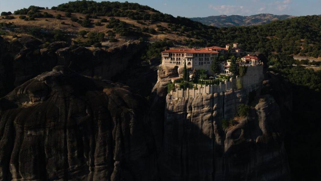 Dik kayalıkların zirvesine inşa edilen Meteora 8