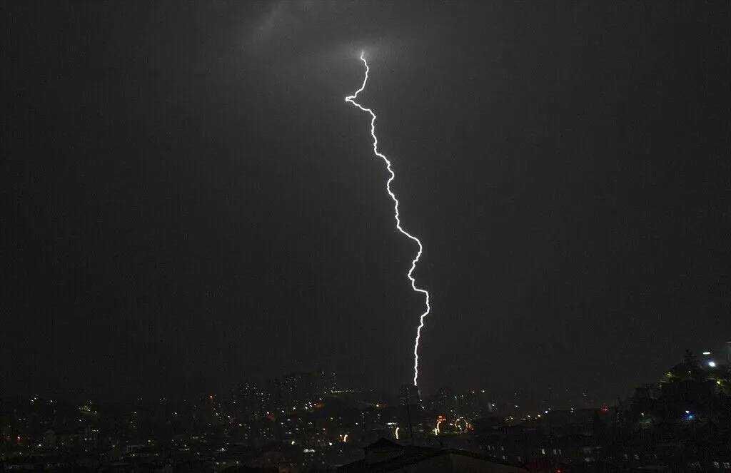 Ankara'da gök gürültülü rahmet sağanak etkili oldu 3