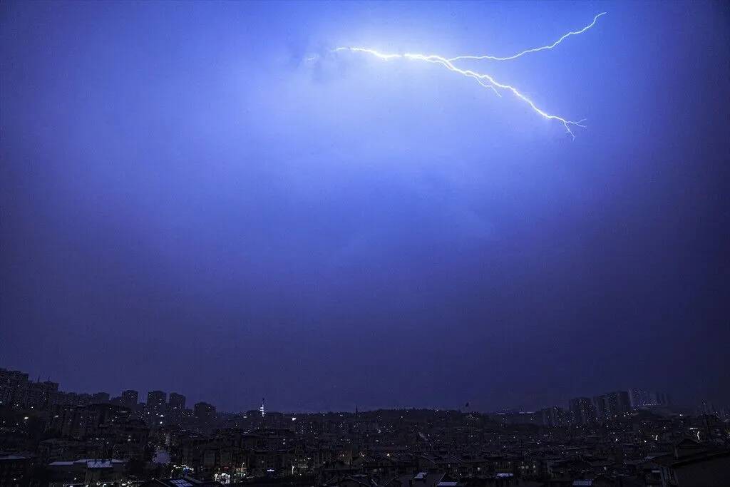 Ankara'da gök gürültülü rahmet sağanak etkili oldu 4