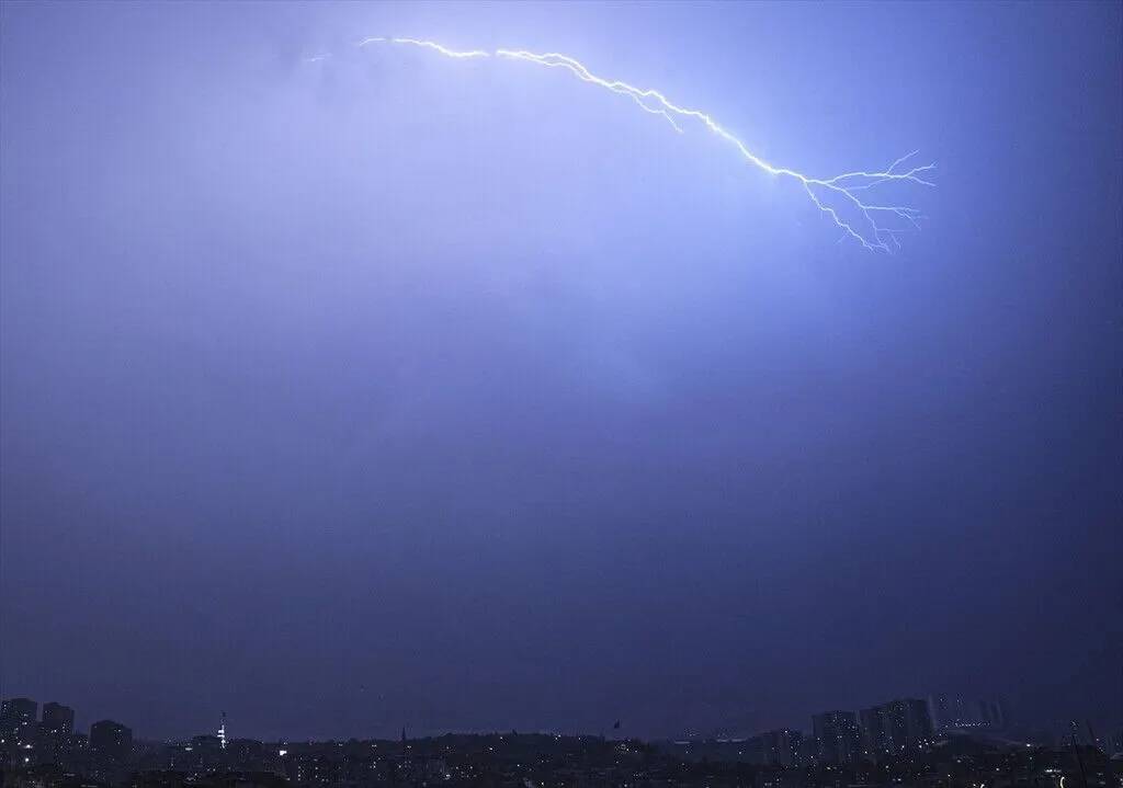 Ankara'da gök gürültülü rahmet sağanak etkili oldu 5