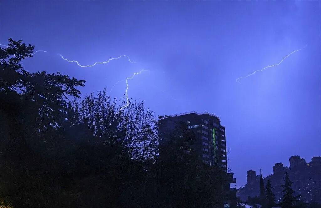 Ankara'da gök gürültülü rahmet sağanak etkili oldu 7