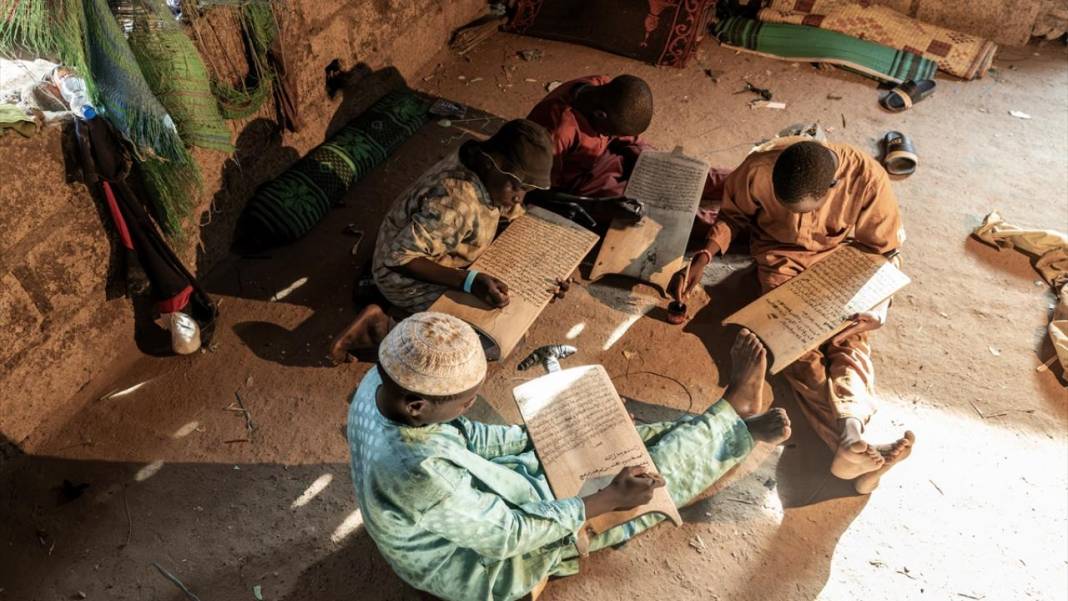 Nijerya'da çocukların ahşap levhalarla Kur'an-ı Kerim yolculuğu 11