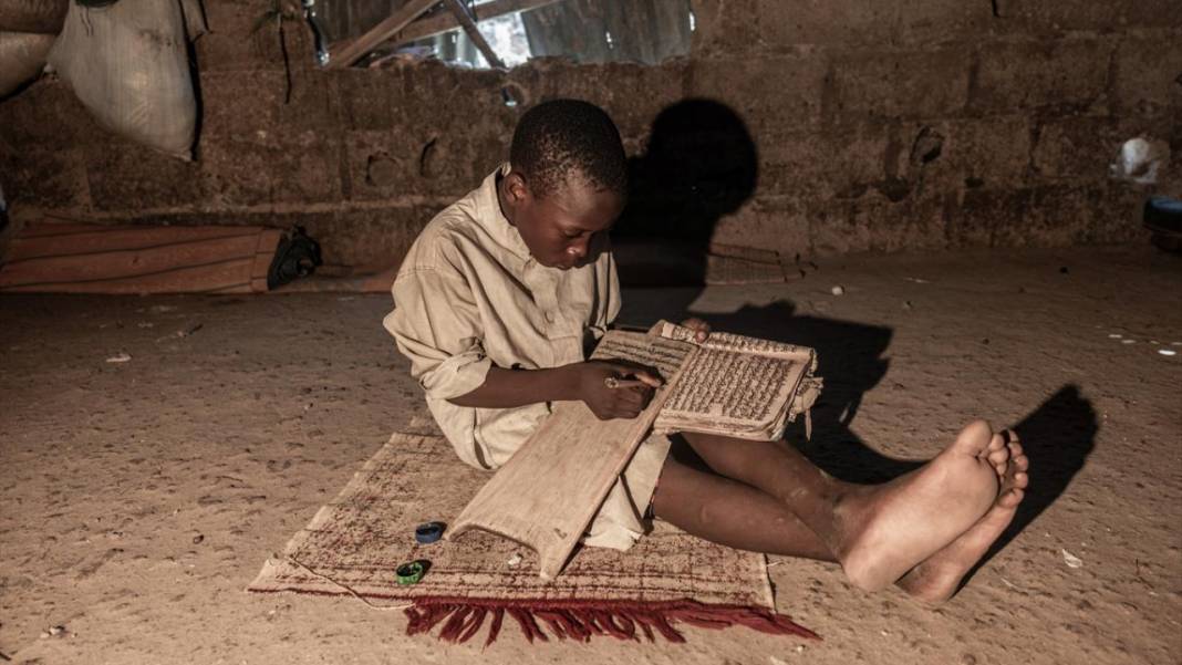 Nijerya'da çocukların ahşap levhalarla Kur'an-ı Kerim yolculuğu 4