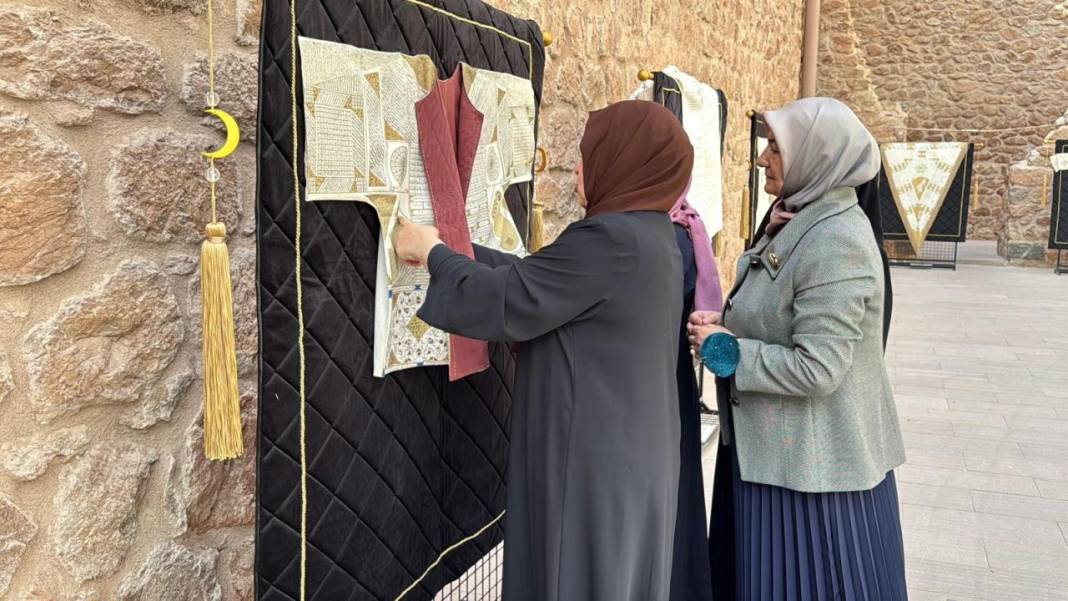 İshak Paşa Sarayı'nda 'Dualı Sultan Gömlekleri' Sergisi açıldı 10