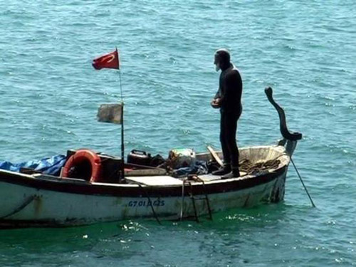 Namazı sandalda kıldı 2