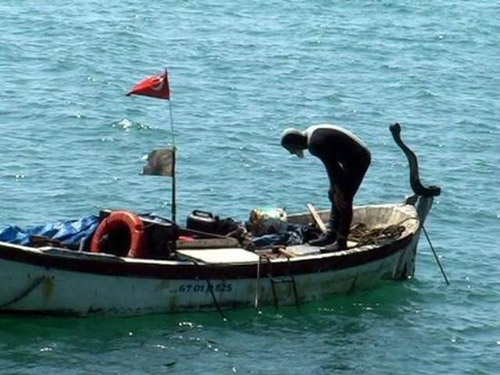 Namazı sandalda kıldı 3