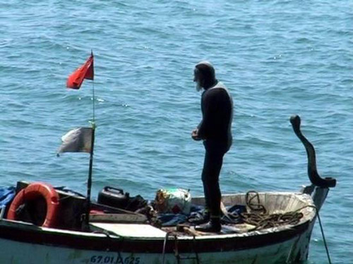 Namazı sandalda kıldı 4