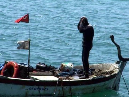 Namazı sandalda kıldı 5