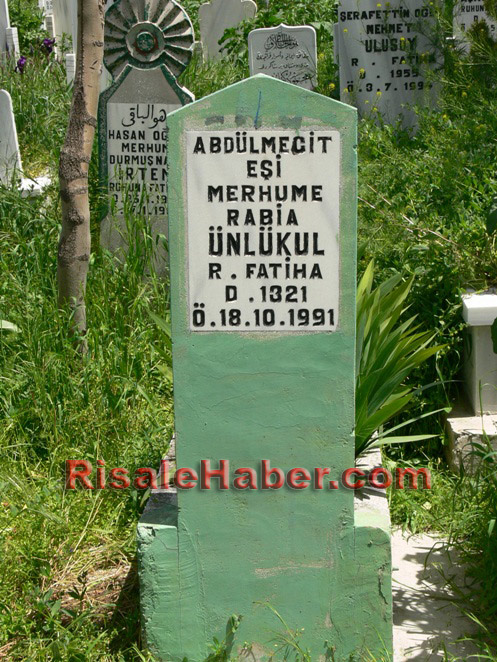 Abdulmecid Nursi'nin kabri 12