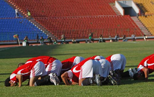 Yeşil sahalarda dua manzaraları 6