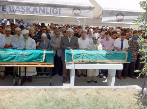 Nur talebeleri dualarla defnedildi 13