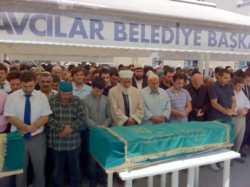 Nur talebeleri dualarla defnedildi 8