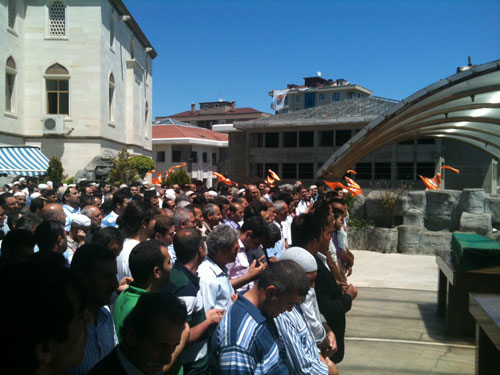 Nur talebeleri dualarla defnedildi