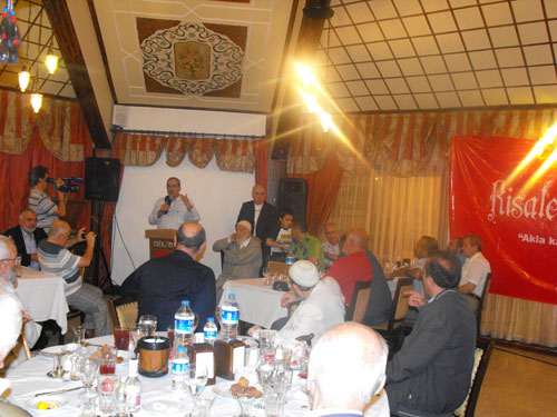 Nur talebeleri Risale Haber iftarında 104