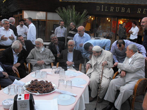 Nur talebeleri Risale Haber iftarında 2