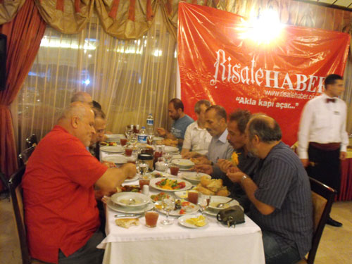 Nur talebeleri Risale Haber iftarında 52
