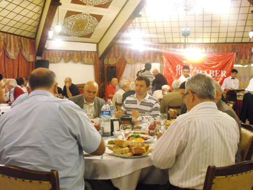 Nur talebeleri Risale Haber iftarında 62