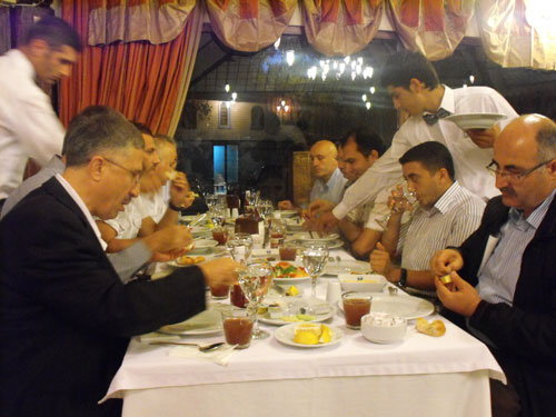 Nur talebeleri Risale Haber iftarında 64