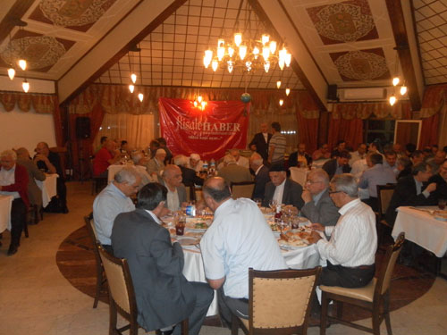Nur talebeleri Risale Haber iftarında 97