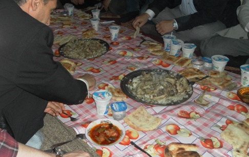 Nur talebeleri köy yemeğinde 8