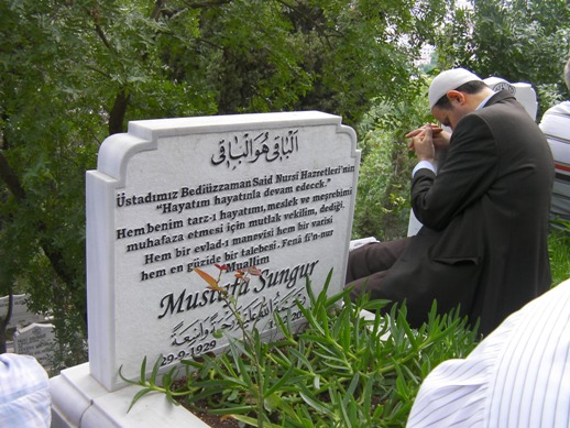 Bekir Berk ağabey mezarı başında yad edildi 11